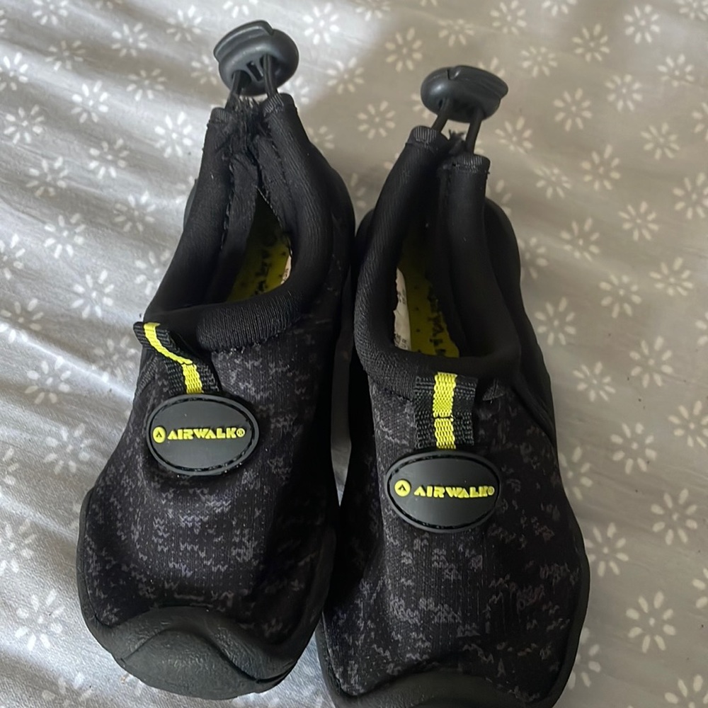 Airwalk Toddler water shoe size 5/6